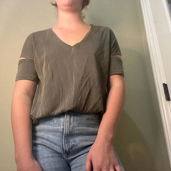 NORDSTROM HARLOWE & GRAHAM Split Sleeve V Neck T Shirt top olive green - small - Picture 4 of 4